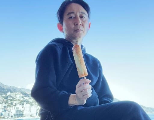 静寂の男、有吉。クールな視線と練り物のコントラスト。絶景を背にした“無の境地”