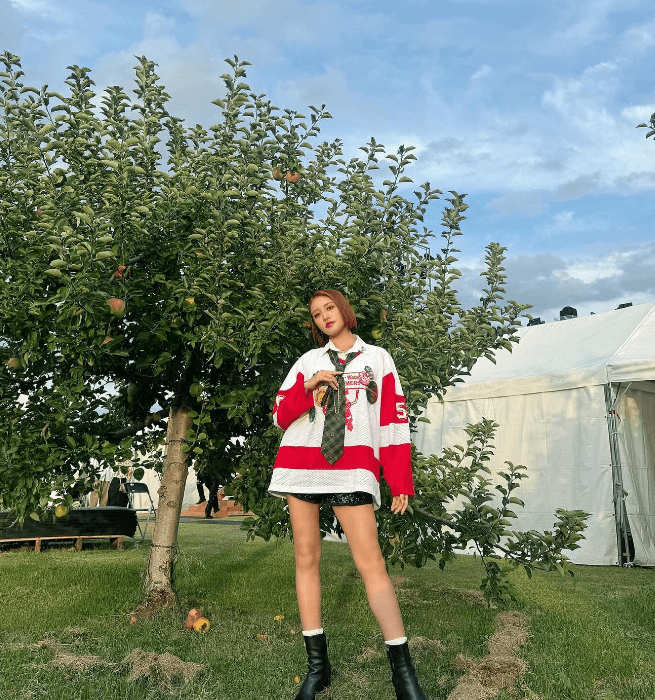 「あっぷるしよーね」人気モデル・王林、リンゴ園で魅せた全開美脚ショットにファン「カワユス」と大絶賛！