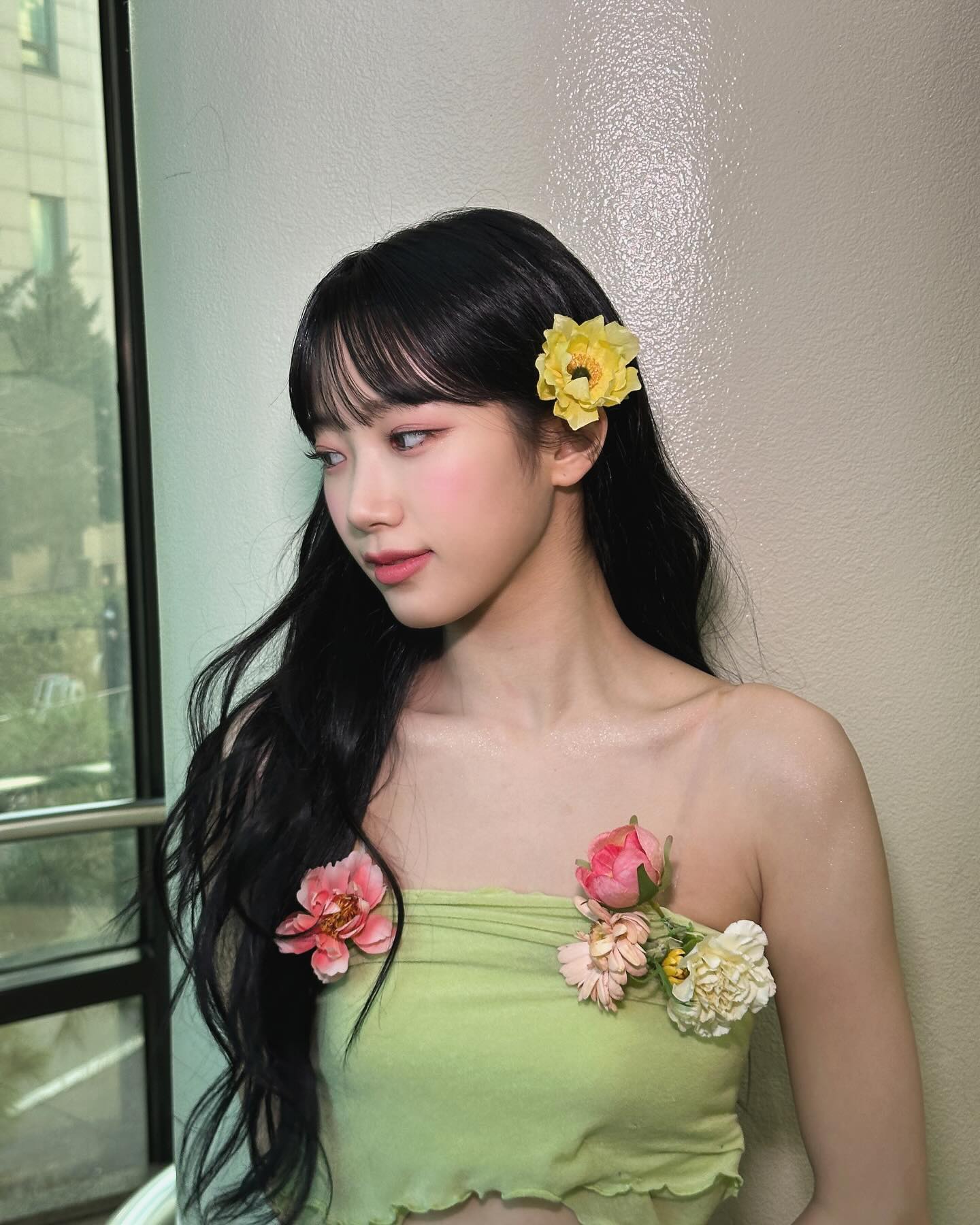 LE SSERAFIM KAZUHA  春コーデでのオフショットを披露