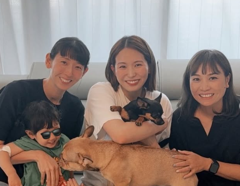 テンさんと爆笑ショット！江畑幸子が“癒しの休日”を公開、犬たちとの触れ合いが話題に