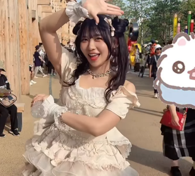 「キャワイイ！」美女アイドル、美背中あらわな乙女ドレスで”おじさん構文・ダンシング”を披露！ファンメロメロに