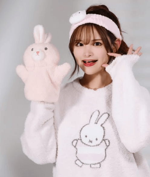 「可愛い、幼稚園の先生みたい」元幼稚園教諭の美女モデル、ファン贈呈”ラビット・ウェア”着用姿を公開！「髪の毛までぴょんぴょん？」