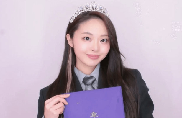 「卒業おめでとう！」18歳のビキニフィットネス美女子・小池星蓮、制服姿の”ティアラ・ショット”を披露し祝福ラッシュ！