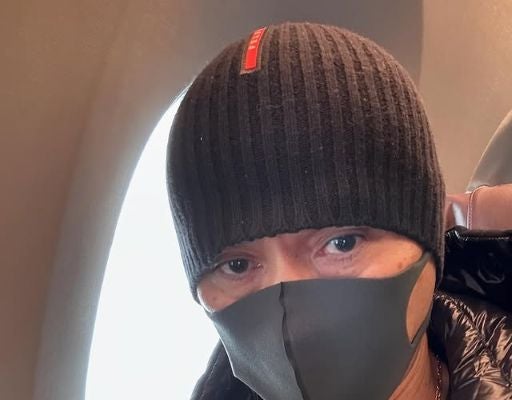 ニット帽にマスク姿のTRF・SAM、