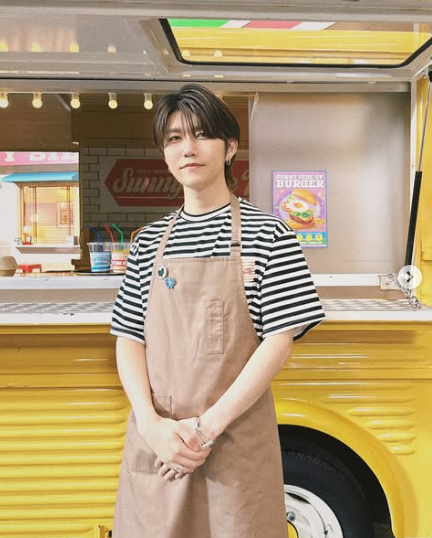 「かっこかわよすぎる」「イケメン店員」ミセスのギタリスト、キッチンカーの店員に変身！？