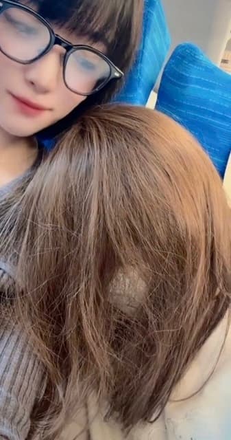 「優しい笑顔、とても素敵」”充電切れ”仲間を見守る女性声優のショットにファンほっこり