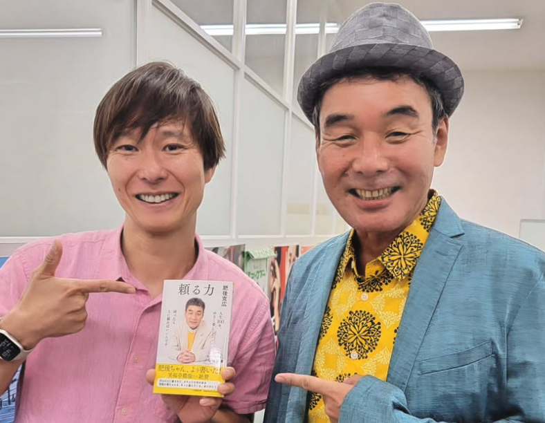 歓喜！ダチョウ倶楽部、マシンガンズ滝沢と本の交流ショット公開