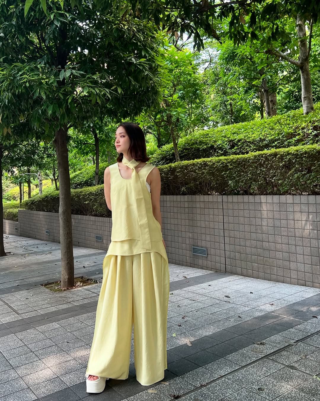 “私服でこのレベル⁉︎” 圧巻のオーラ放つモデル〇〇の夜コーデにファン騒然