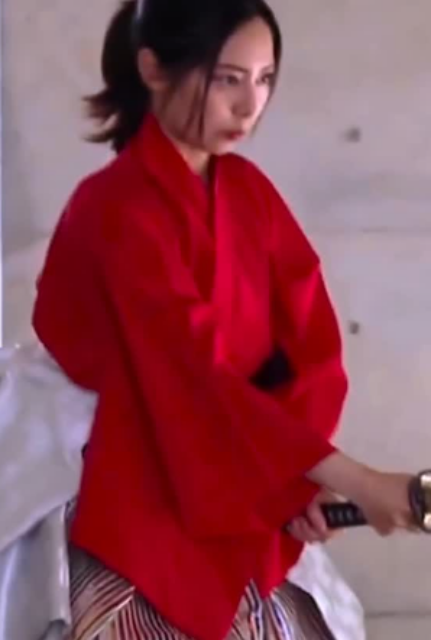 「How awesome! 」美人女剣士が魅せる！鬼気迫る表情の