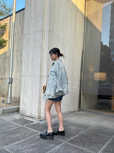 長谷川京子、「洗練と余裕」がにじむデニムスタイル。1日の終わりに魅せた“都会の横顔”