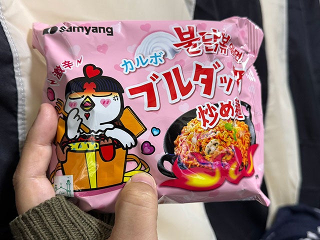 漫画家・村田らむ、『ブルダック炒め麺』の想像を超えた辛さに悶絶！