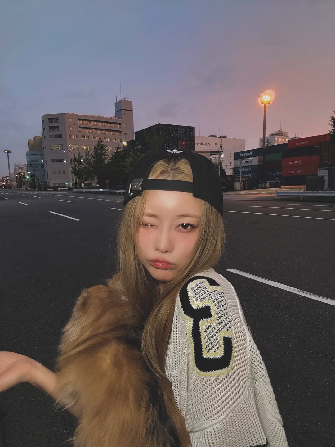 「このウインク、油断してたらやられる」美人タレント〇〇“愛犬との甘辛ストリート”がズルい