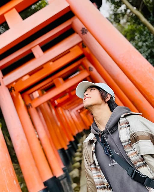 佐野岳、伏見稲荷の連なる鳥居の中で…笑顔で見上げる自然体が、あまりにもカッコいいとファン歓喜！