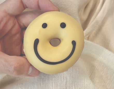 スマイルに癒された…！」松島聡が投稿した“にっこりドーナツ”が可愛すぎると話題に