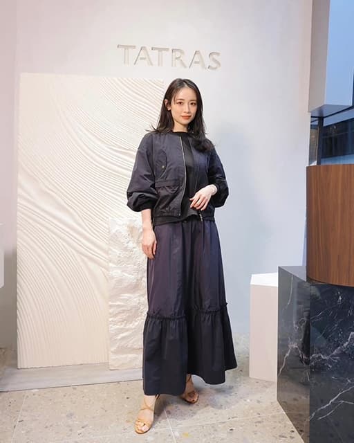 泉里香、TATRAS銀座店にてMA-1をベースにしたジャケット×スカートのシックなコーディネートを披露！