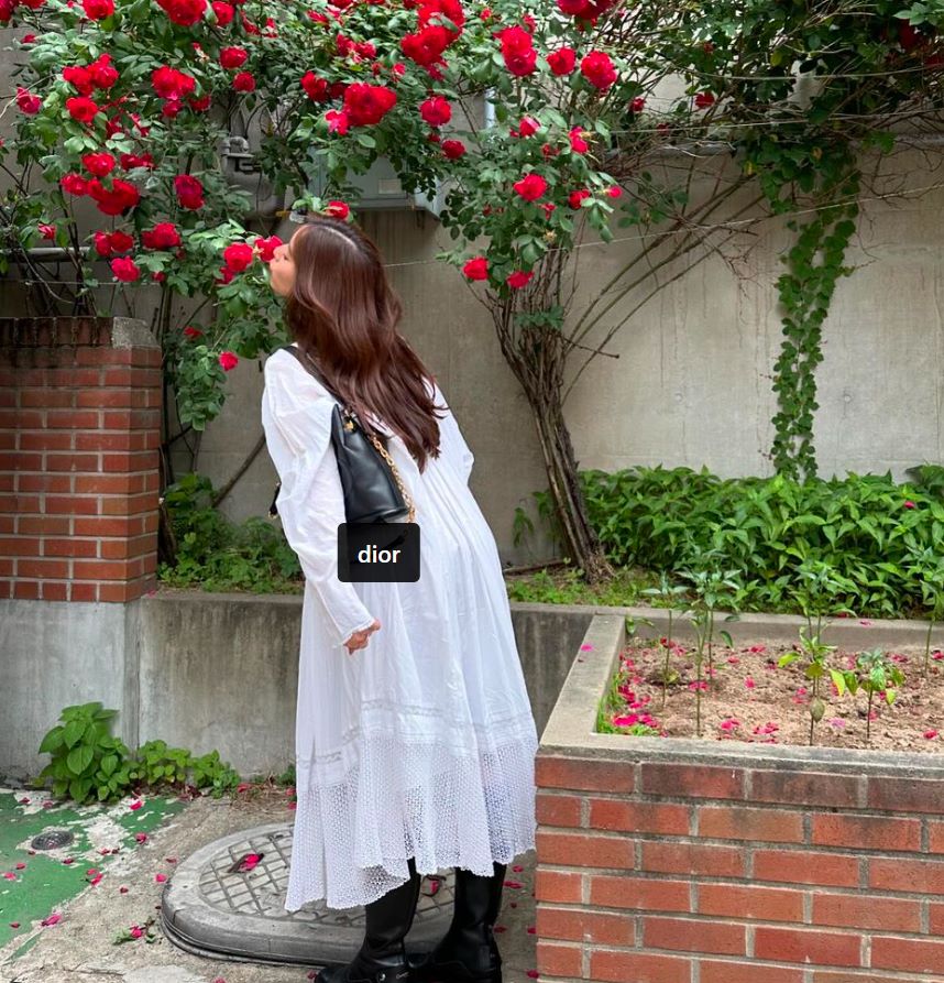 新木優子が白ワンピをまとい、まぶしい笑顔を公開「美しすぎる」の声