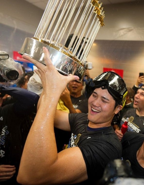 ドジャース悲願のWS制覇！大谷もトロフィー両手に歓喜