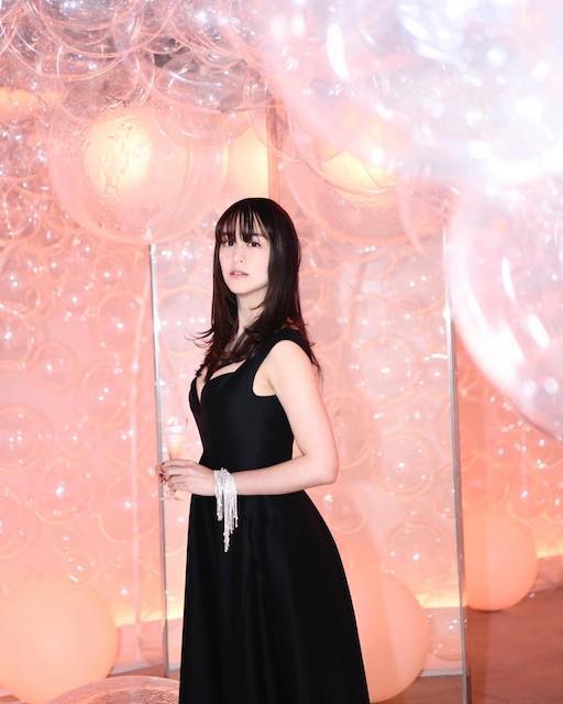 山本美月 産後のドレス姿に衝撃⁉️胸元ざっくりの大胆ドレスでファンを魅了😳💖