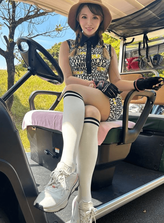 ゴルフ女子・yoshika、脚組みの”閃光プロポーション”ショット公開でファンを総釘付けに！