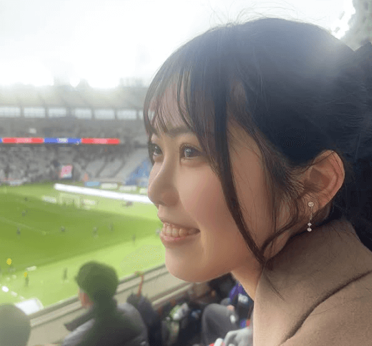 「生観戦楽しすぎ！」スポーツ美女子、サッカースタジアムにて横顔美しいサイドショットを魅せる！ファン歓喜「キラキラ輝いて素敵」