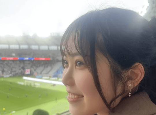 「生観戦楽しすぎ！」スポーツ美女子、サッカースタジアムにて横顔美しいサイドショットを魅せる！ファン歓喜「キラキラ輝いて素敵」