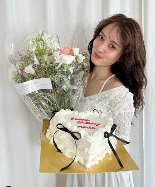 谷まりあ感謝の気持ちを可愛く表現！リボンのケーキと花束でありがとう！