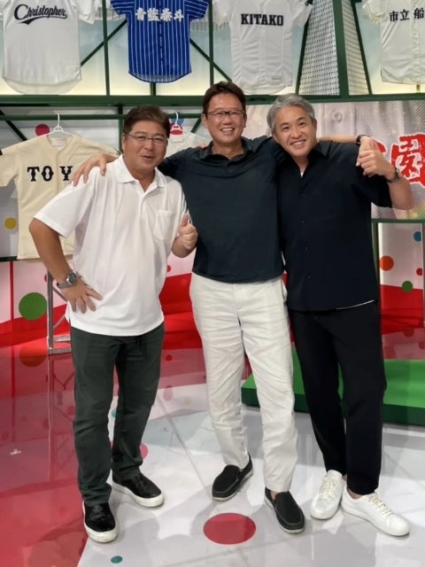 真中満が「熱闘甲子園スタジオ」に潜入、ユニフォームに囲まれた笑顔の一枚が話題