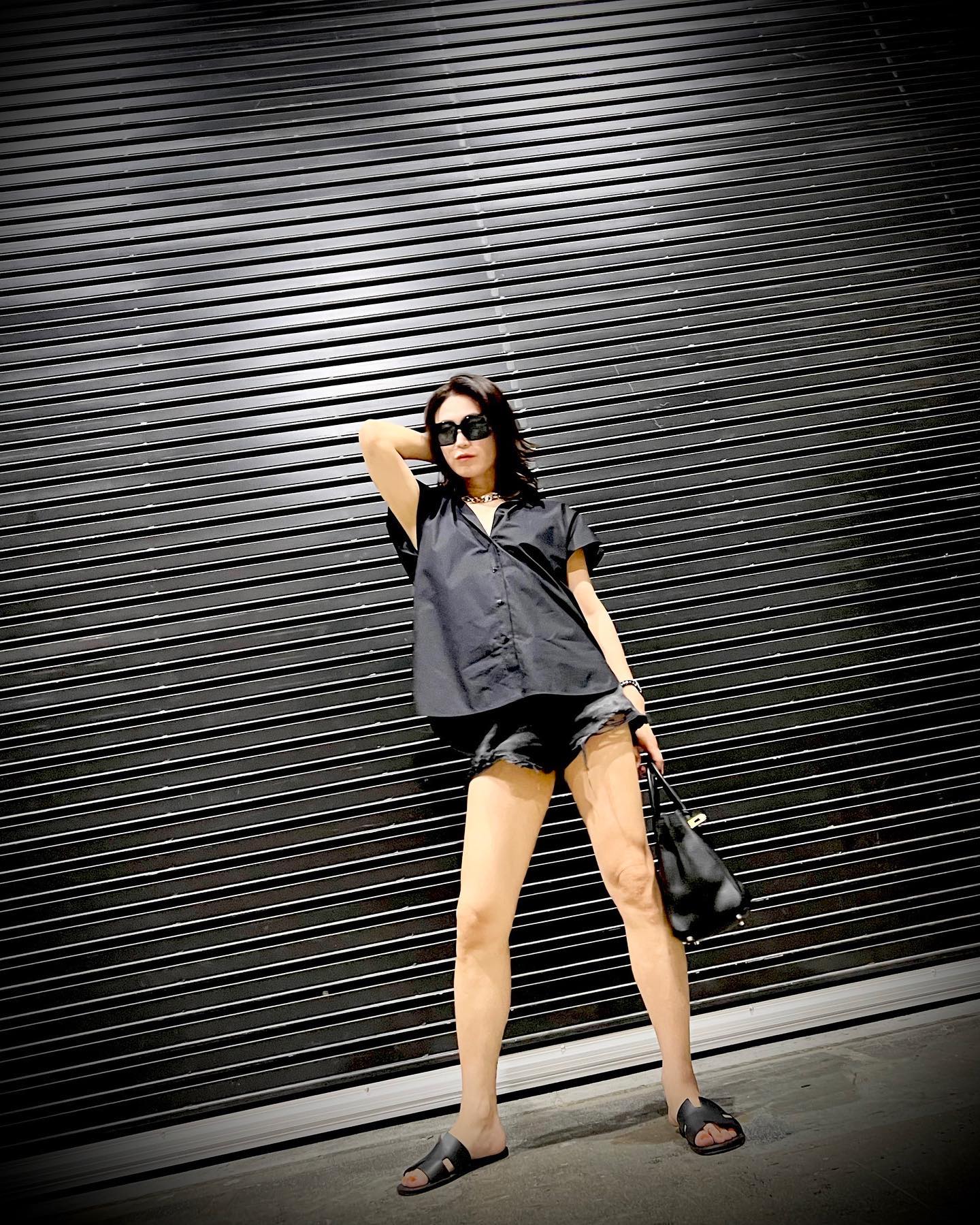 美脚ショット！？氷川きよしさんが超ミニ丈ショーパンコーデを披露！