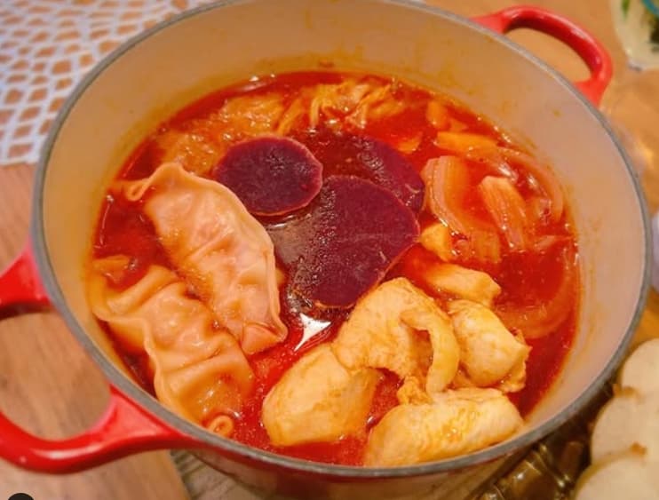 元モー娘。〇〇がウクライナ風ボルシチ鍋に感動！家庭で味わう本格的な美味しさ