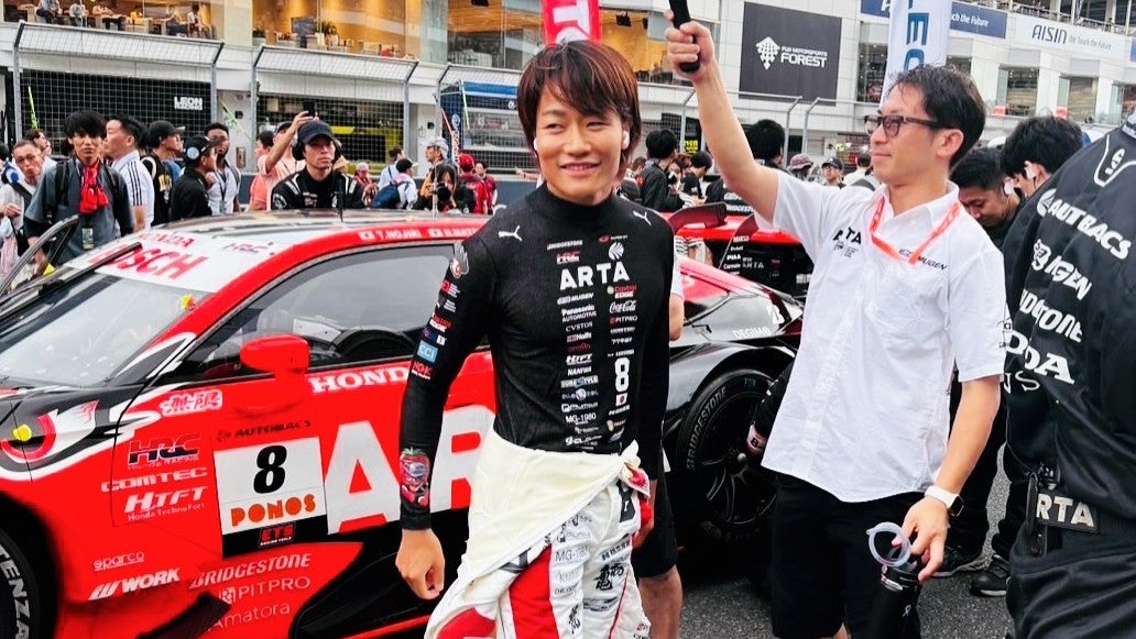 崖っぷちからの反撃宣言…赤黒マシンと笑うレーサーの決意表情