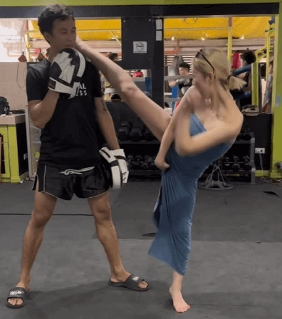 「セクシーファイター！」元プロレスラーの美女優、色香が漂う”ドレスDEハイキック”を披露！ファン虜に「おわぁ～おぉ～可愛いなぁ～」