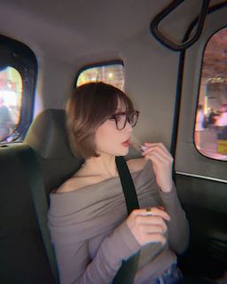 キャバ嬢転身の元人気アイドル、デコルテ露わな大人ショットにファン悶絶