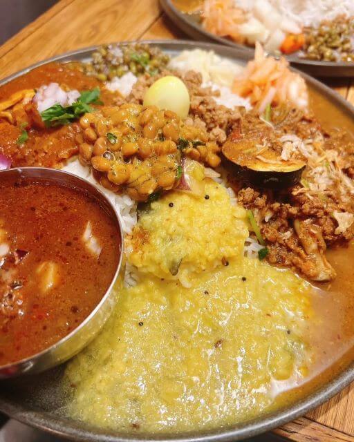 佐藤栞里、暖かい日にカレーとはちみつラッシーでいい汗美味しさに笑顔咲く一日