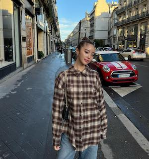 「いい女すぎる…」超人気女性YouTuber  パリでの最新ショットにいいね殺到