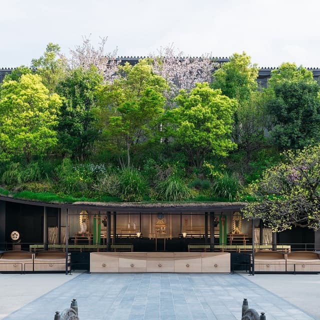 新緑に心洗われる！太宰府天満宮公式が”美しい花々が咲き誇る仮殿の風景”を公開