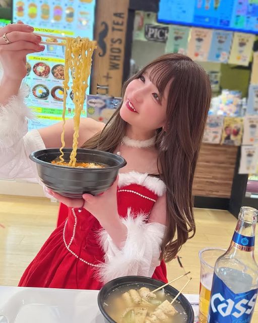 大食いタレント・もえあずの「めりーくりすます」はサンタコスでもやっぱり