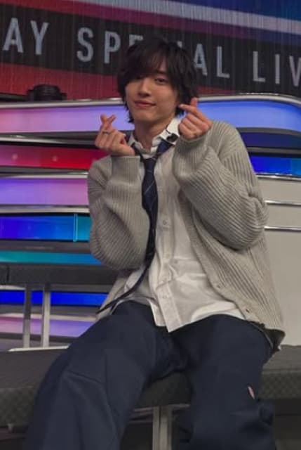 なにわ男子・道枝駿佑の指ハートが可愛すぎる！オフショットにファンも興奮が抑えきれず！？