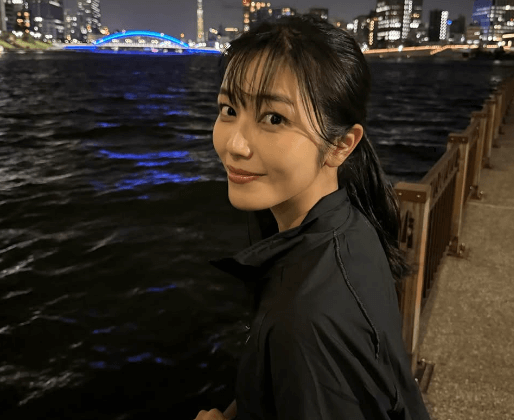 「素敵な笑顔です」ランニング美女子、ナイトランで魅せた”湾岸・ショット”が美しいとファンを魅了！