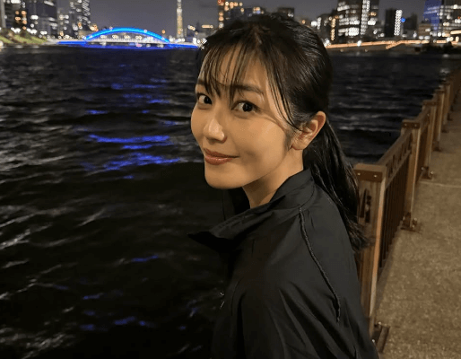 「素敵な笑顔です」ランニング美女子、ナイトランで魅せた”湾岸・ショット”が美しいとファンを魅了！