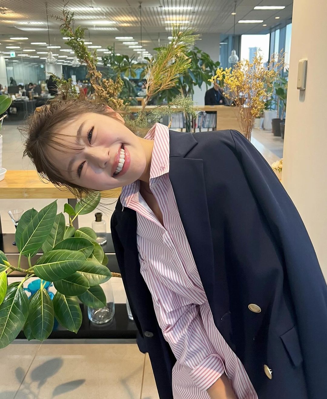 渋谷凪咲のオフィスレディー姿が可愛すぎると話題に！👀💕