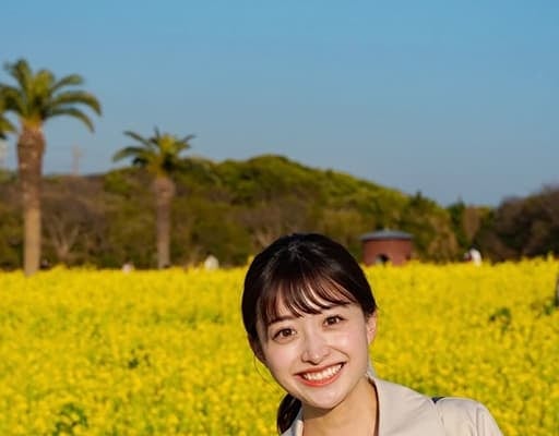 尾形杏奈アナ、渥美半島の菜の花まつりでのオフショットを公開！一面の黄色いカーテンの中、笑顔が可愛い！
