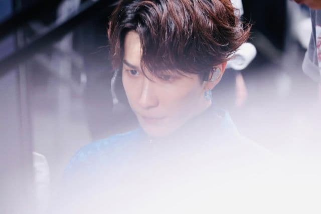 「ふとした瞬間でもしっかりアイドル」「神秘的」Snow Man・渡辺翔太、国立競技場アザーカットが話題に！