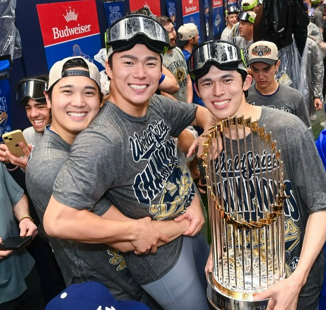 佐々木朗希、ワールドシリーズ制覇に歓喜！日本人トリオショットを公開