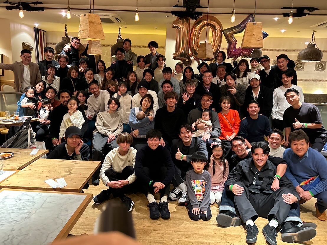 槙野智章が旧友のサプライズパーティに参加👀