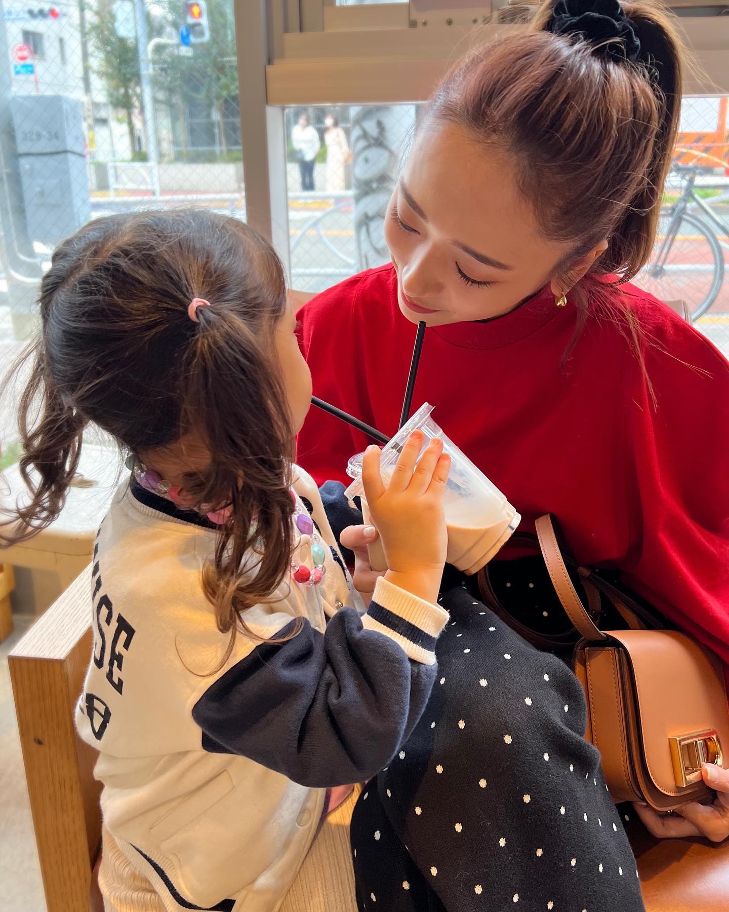 近藤千尋が娘との2Sを公開😍ポニーテール姿にファン悶絶💖