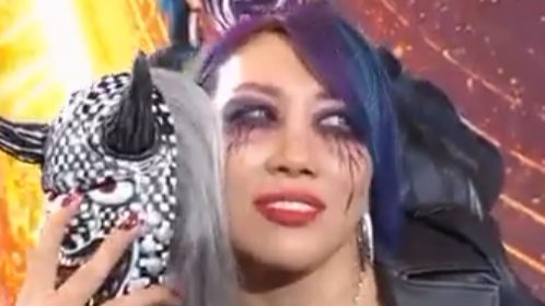 WWEアスカが“般若のお面”を外す瞬間を公開！素顔の美しさに世界が驚嘆