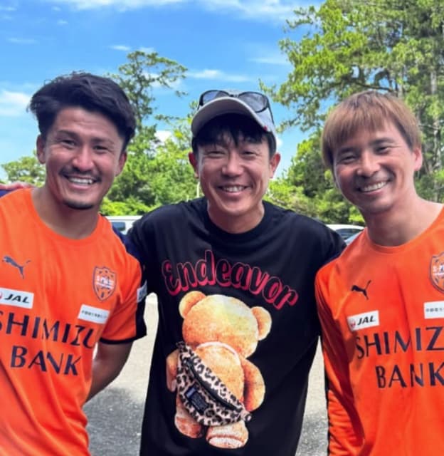 「ＧＯ　ＴＯ　ＷＩＮ」お笑い芸人・ペナルティヒデが清水エスパルスのメンバーとスリーショットを披露
