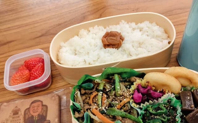 「定番の肉野菜炒め弁当 〜◯◯◯◯と共に〜」中村仁美アナのユーモア溢れるお弁当にファンからコメント続々