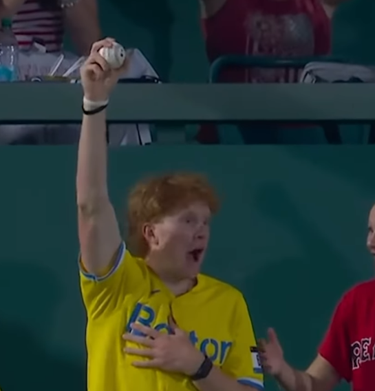 「素手でキャッチ！？衝撃の“神プレー”に全米が沸いた」レッドソックスファンの快挙が話題！