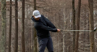 「御神木にご挨拶してスコア88！」鶴岡慎也、北海道ゴルフ開幕ショットが爽やかすぎる！